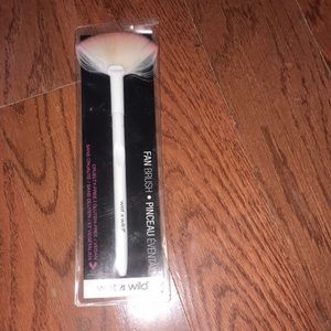 Wet n Wild- FAN BRUSH